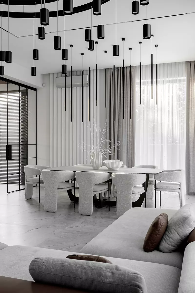 Торжественный интерьер загородного дома с графичными деталями и натуральным мрамором – проект Бюро EgoDesignStudio