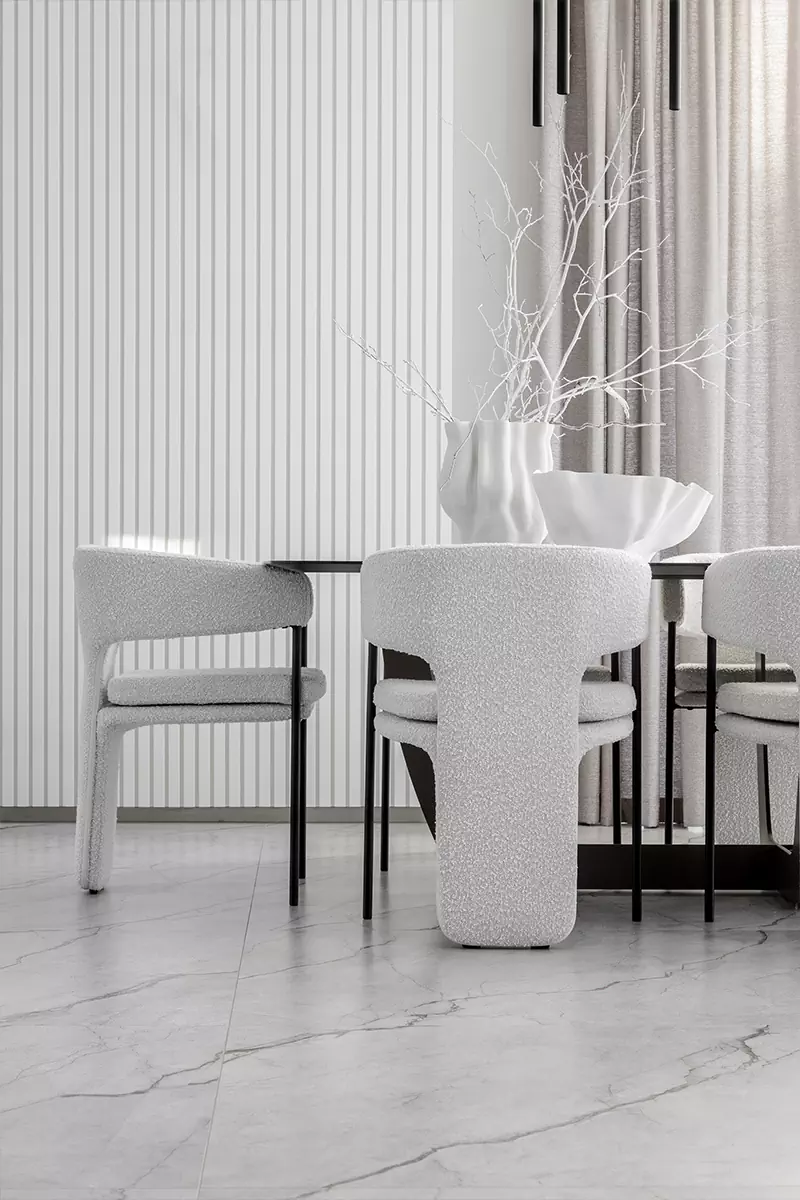 Торжественный интерьер загородного дома с графичными деталями и натуральным мрамором – проект Бюро EgoDesignStudio