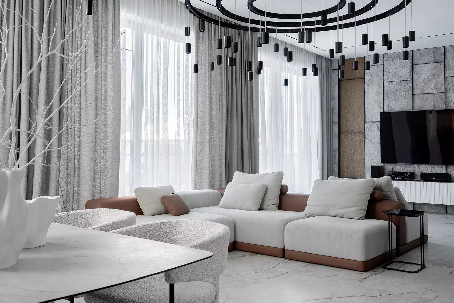 Торжественный интерьер загородного дома с графичными деталями и натуральным мрамором – проект Бюро EgoDesignStudio