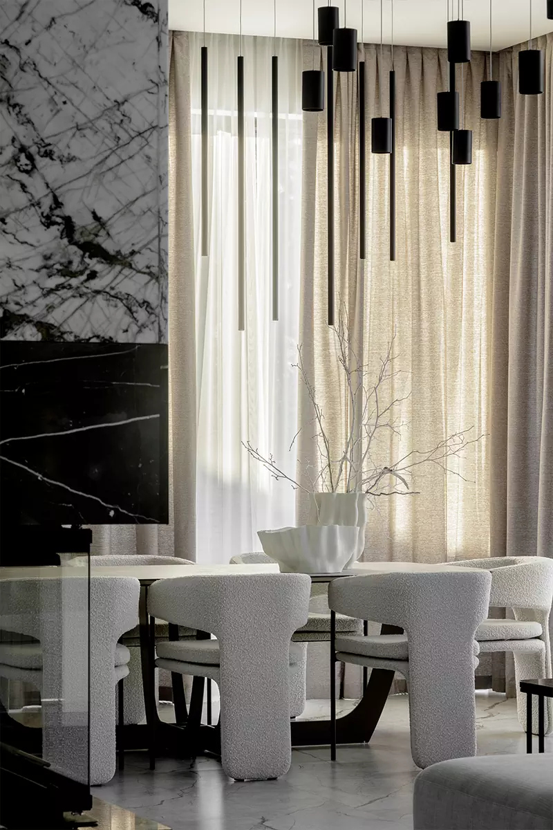 Торжественный интерьер загородного дома с графичными деталями и натуральным мрамором – проект Бюро EgoDesignStudio