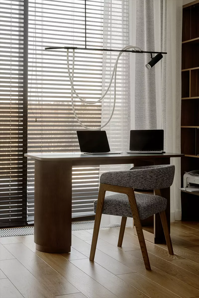 Торжественный интерьер загородного дома с графичными деталями и натуральным мрамором – проект Бюро EgoDesignStudio