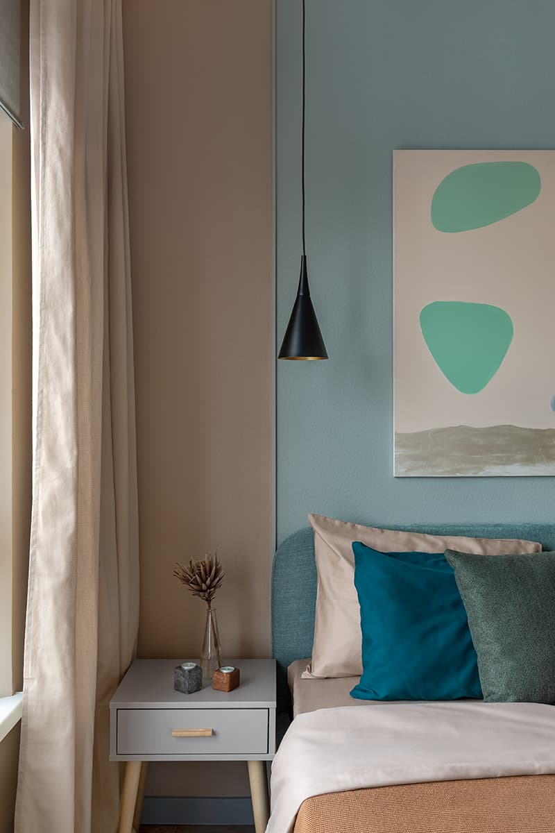 Графичные постеры и сдержанные краски в интерьере квартиры для инженера — проект Дарьи Дубинкиной