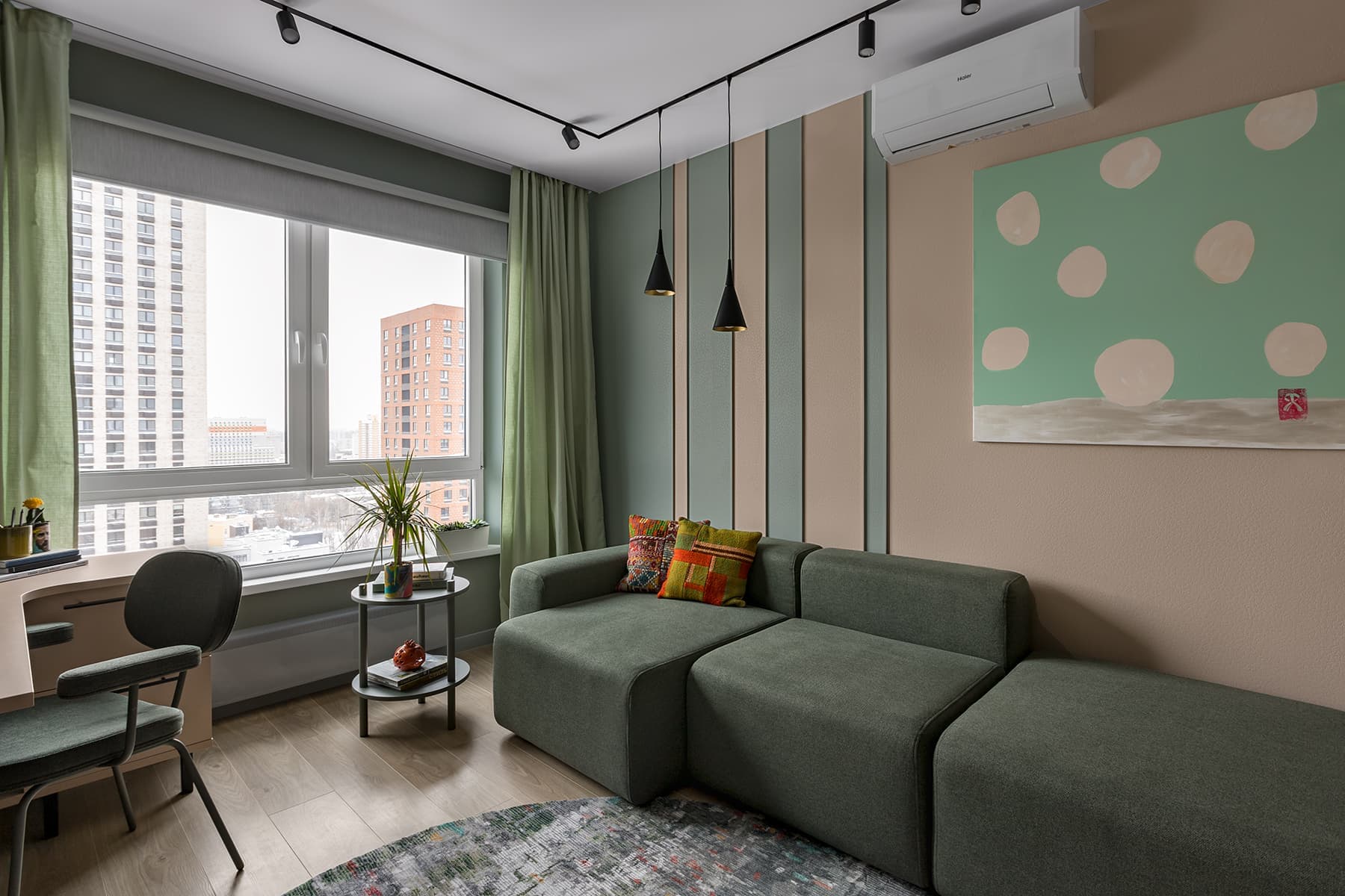 Графичные постеры и сдержанные краски в интерьере квартиры для инженера — проект Дарьи Дубинкиной