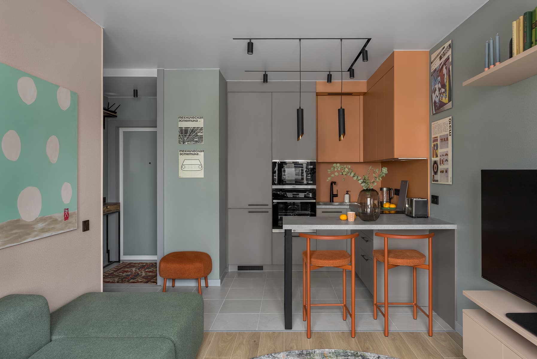 Графичные постеры и сдержанные краски в интерьере квартиры для инженера — проект Дарьи Дубинкиной