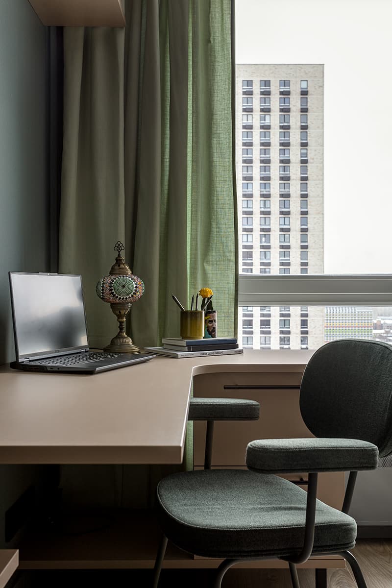 Графичные постеры и сдержанные краски в интерьере квартиры для инженера — проект Дарьи Дубинкиной