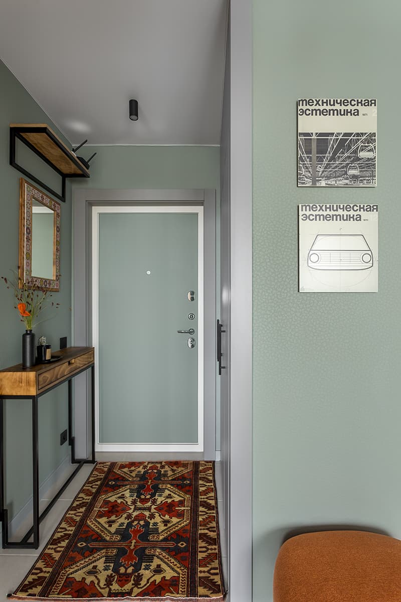 Графичные постеры и сдержанные краски в интерьере квартиры для инженера — проект Дарьи Дубинкиной