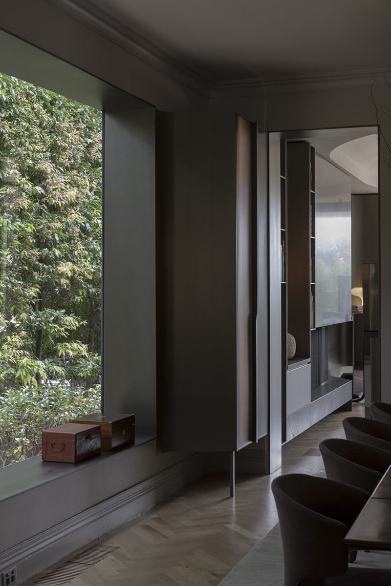 Обволакивающие темные оттенки и ванная со стеклянным потолком в интерьере австралийского коттеджа — проект Adrian Amore Architects