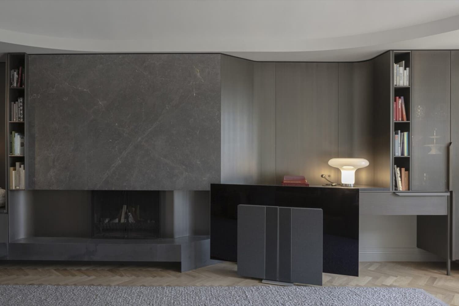 Обволакивающие темные оттенки и ванная со стеклянным потолком в интерьере австралийского коттеджа — проект Adrian Amore Architects