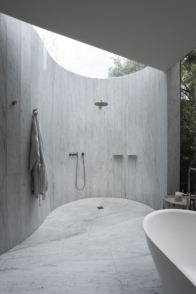 Обволакивающие темные оттенки и ванная со стеклянным потолком в интерьере австралийского коттеджа — проект Adrian Amore Architects