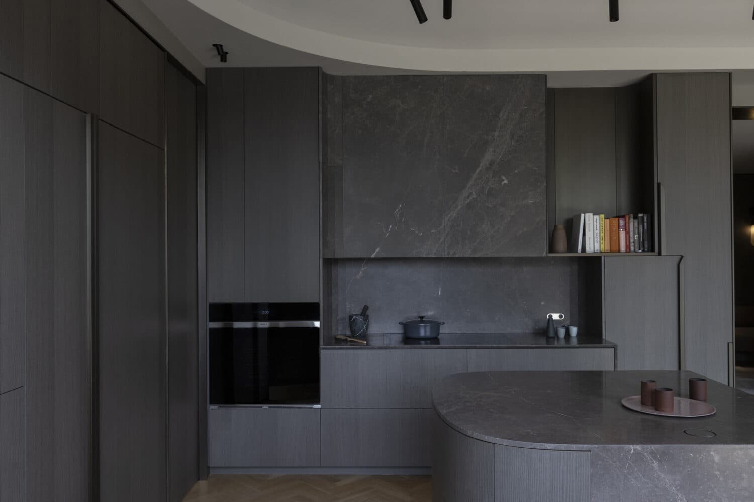 Обволакивающие темные оттенки и ванная со стеклянным потолком в интерьере австралийского коттеджа — проект Adrian Amore Architects