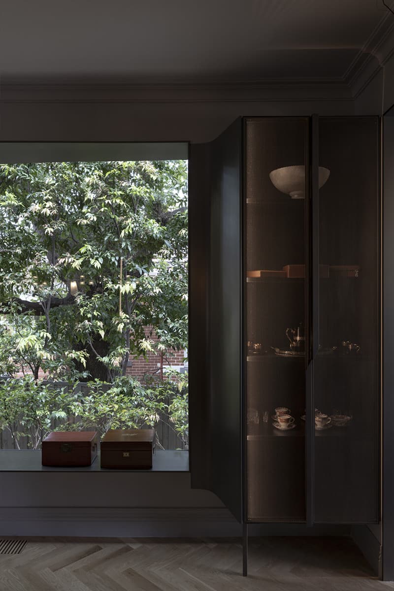 Обволакивающие темные оттенки и ванная со стеклянным потолком в интерьере австралийского коттеджа — проект Adrian Amore Architects