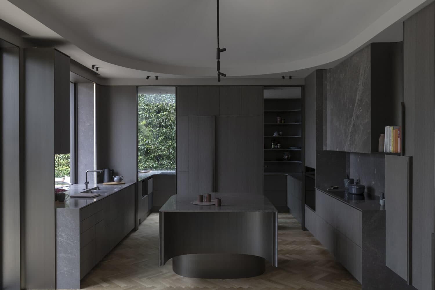 Обволакивающие темные оттенки и ванная со стеклянным потолком в интерьере австралийского коттеджа — проект Adrian Amore Architects