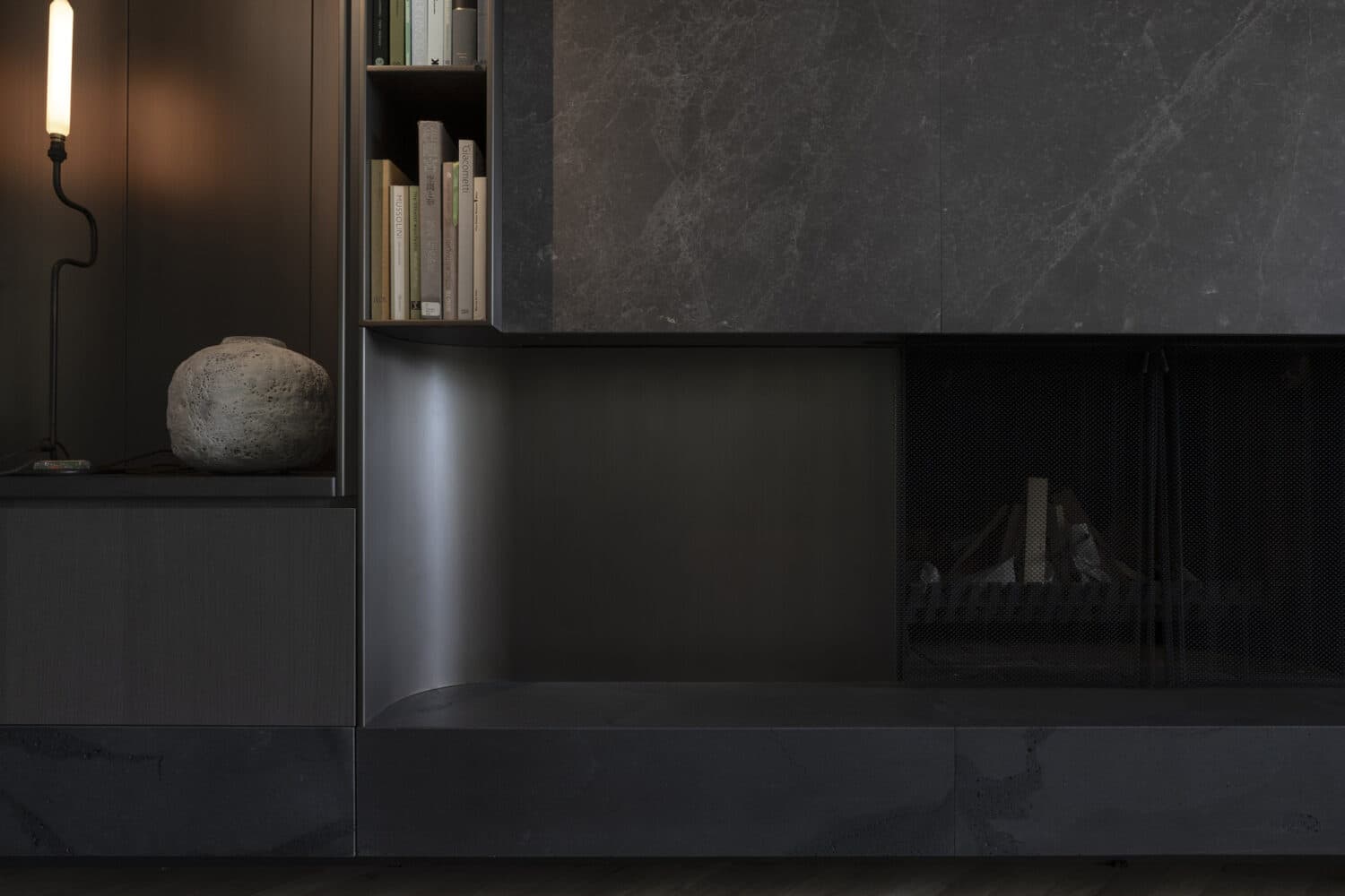 Обволакивающие темные оттенки и ванная со стеклянным потолком в интерьере австралийского коттеджа — проект Adrian Amore Architects