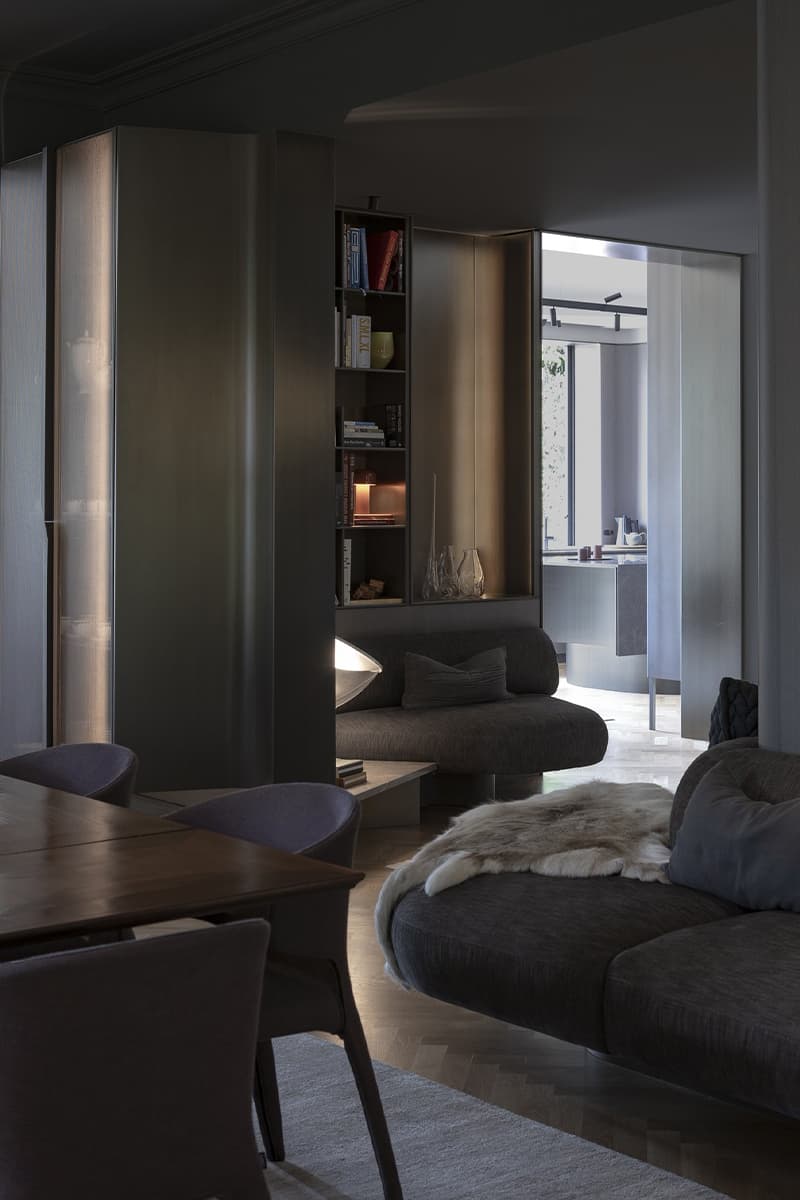 Обволакивающие темные оттенки и ванная со стеклянным потолком в интерьере австралийского коттеджа — проект Adrian Amore Architects