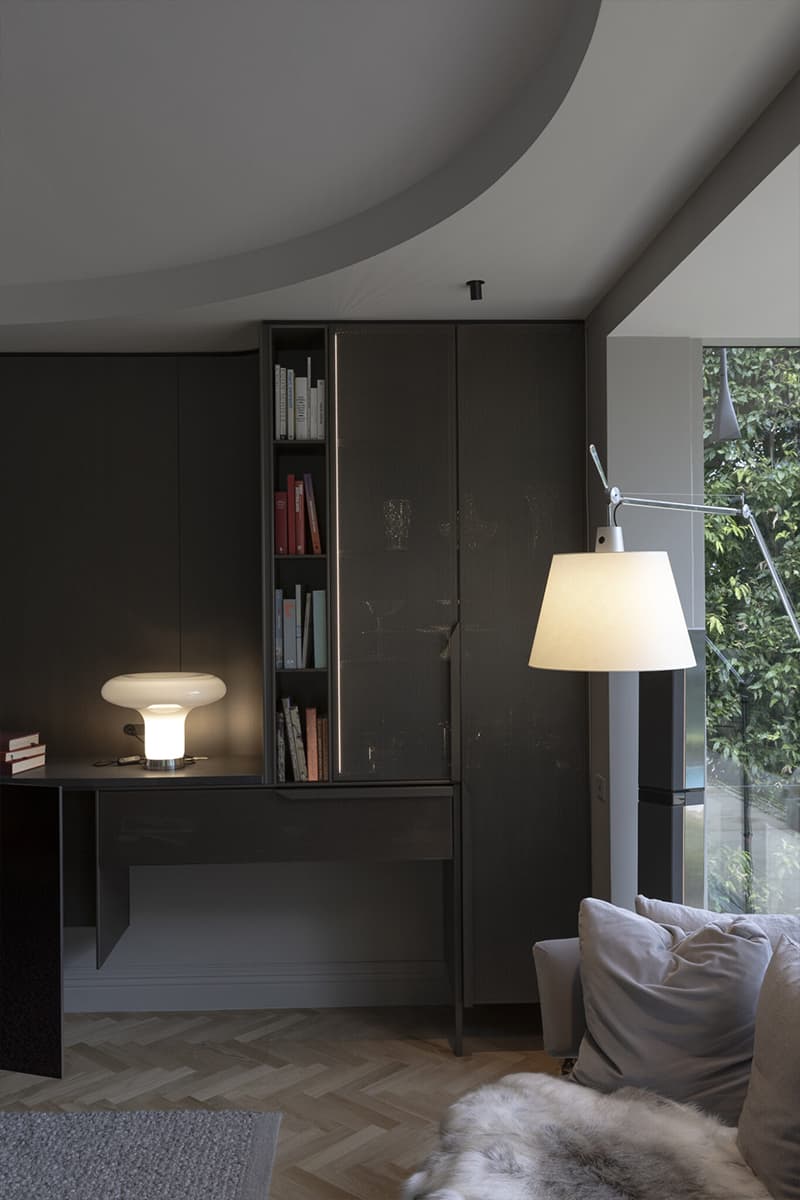 Обволакивающие темные оттенки и ванная со стеклянным потолком в интерьере австралийского коттеджа — проект Adrian Amore Architects