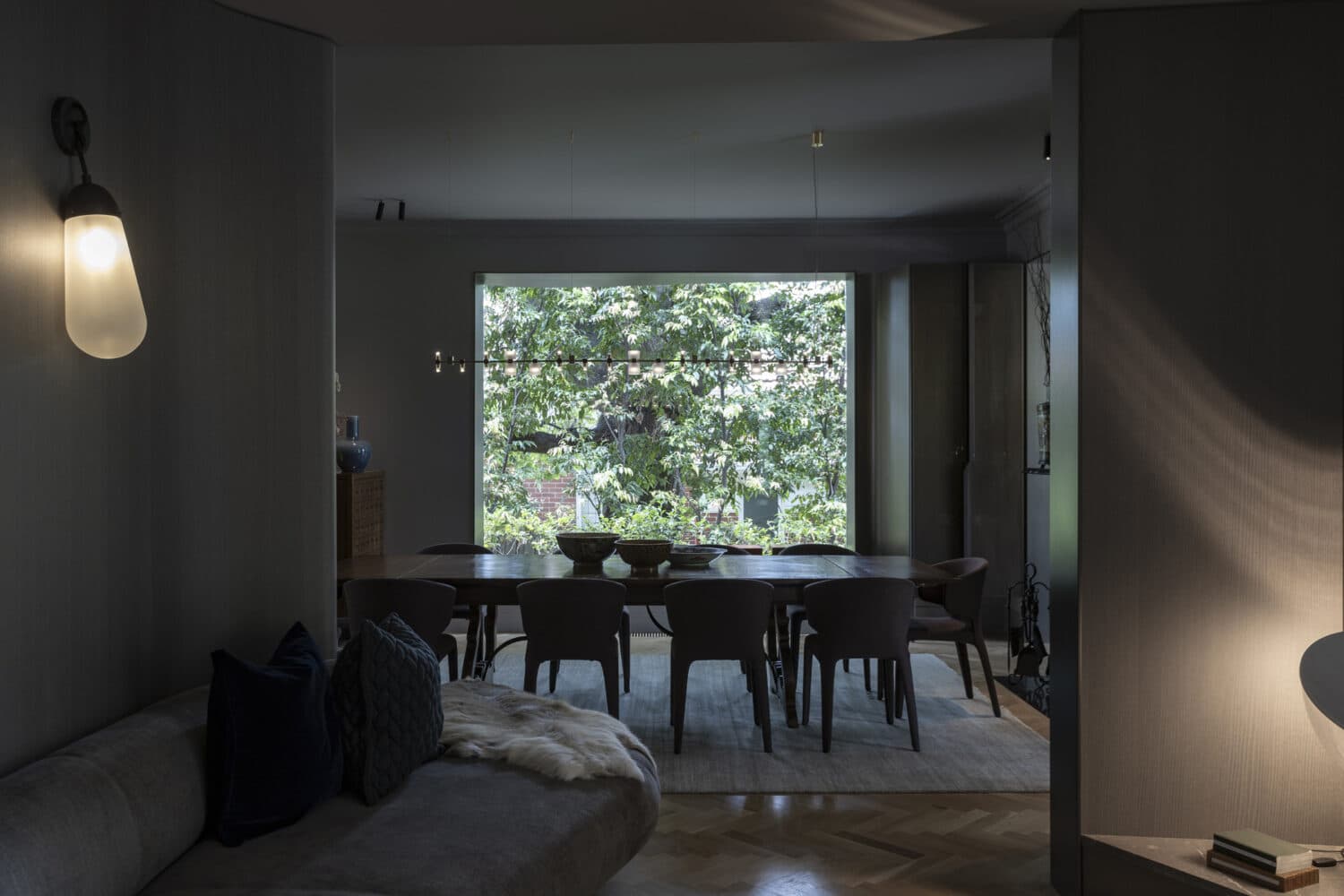 Обволакивающие темные оттенки и ванная со стеклянным потолком в интерьере австралийского коттеджа — проект Adrian Amore Architects