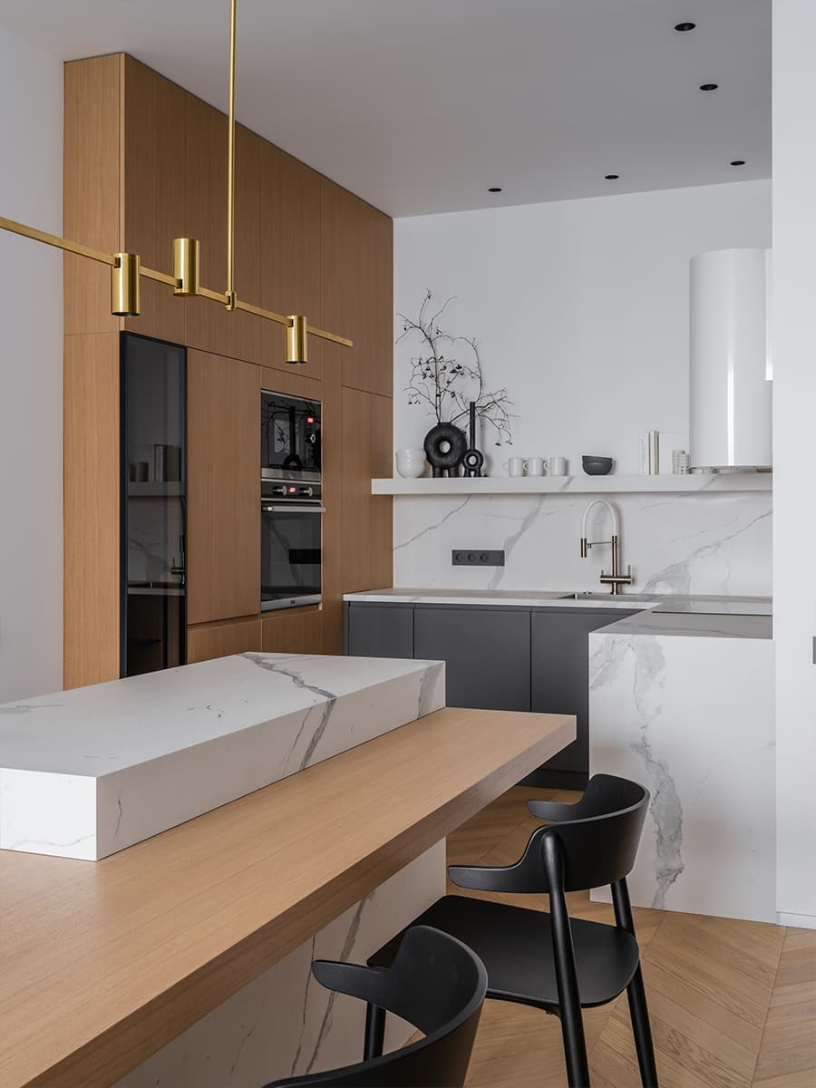 Обволакивающие темные оттенки и ванная со стеклянным потолком в интерьере австралийского коттеджа — проект Adrian Amore Architects