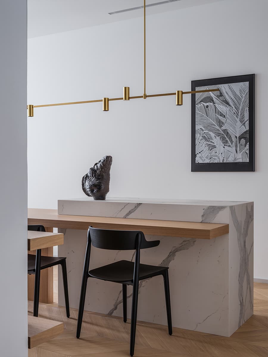 Обволакивающие темные оттенки и ванная со стеклянным потолком в интерьере австралийского коттеджа — проект Adrian Amore Architects