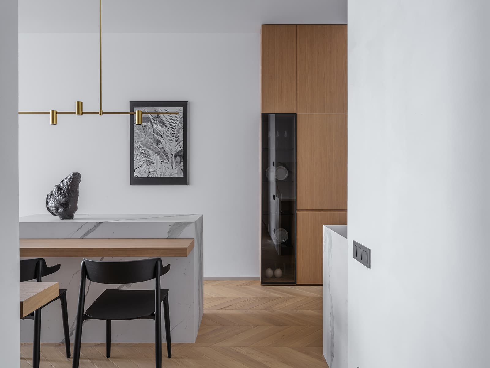 Обволакивающие темные оттенки и ванная со стеклянным потолком в интерьере австралийского коттеджа — проект Adrian Amore Architects