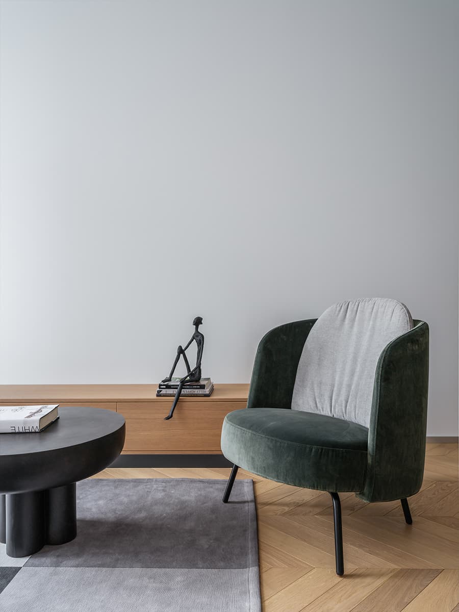 Обволакивающие темные оттенки и ванная со стеклянным потолком в интерьере австралийского коттеджа — проект Adrian Amore Architects