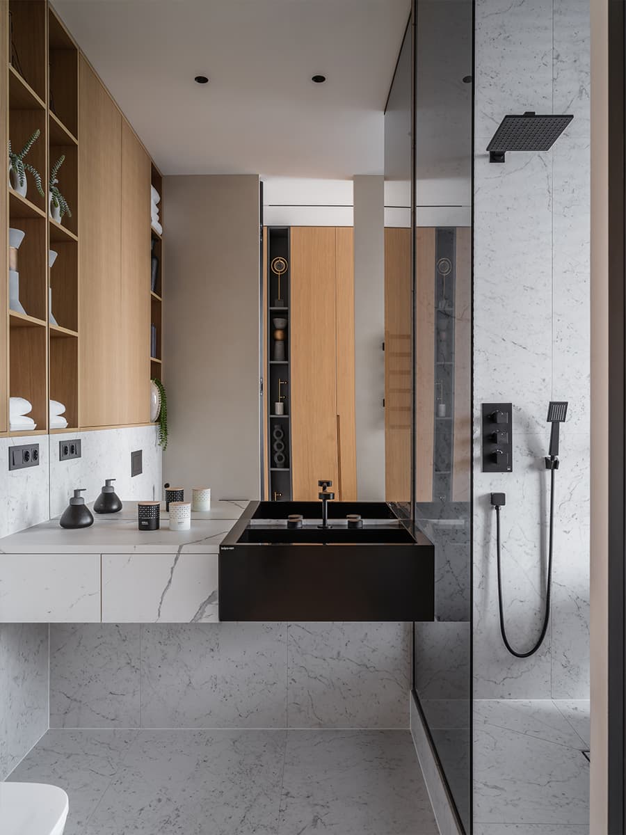 Обволакивающие темные оттенки и ванная со стеклянным потолком в интерьере австралийского коттеджа — проект Adrian Amore Architects