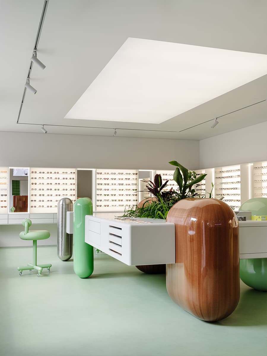 Контраст футуристичных форм и традиционных материалов в интерьере новой петербургской оптики — проект Эдуарда Еремчука и Кати Пятицкой