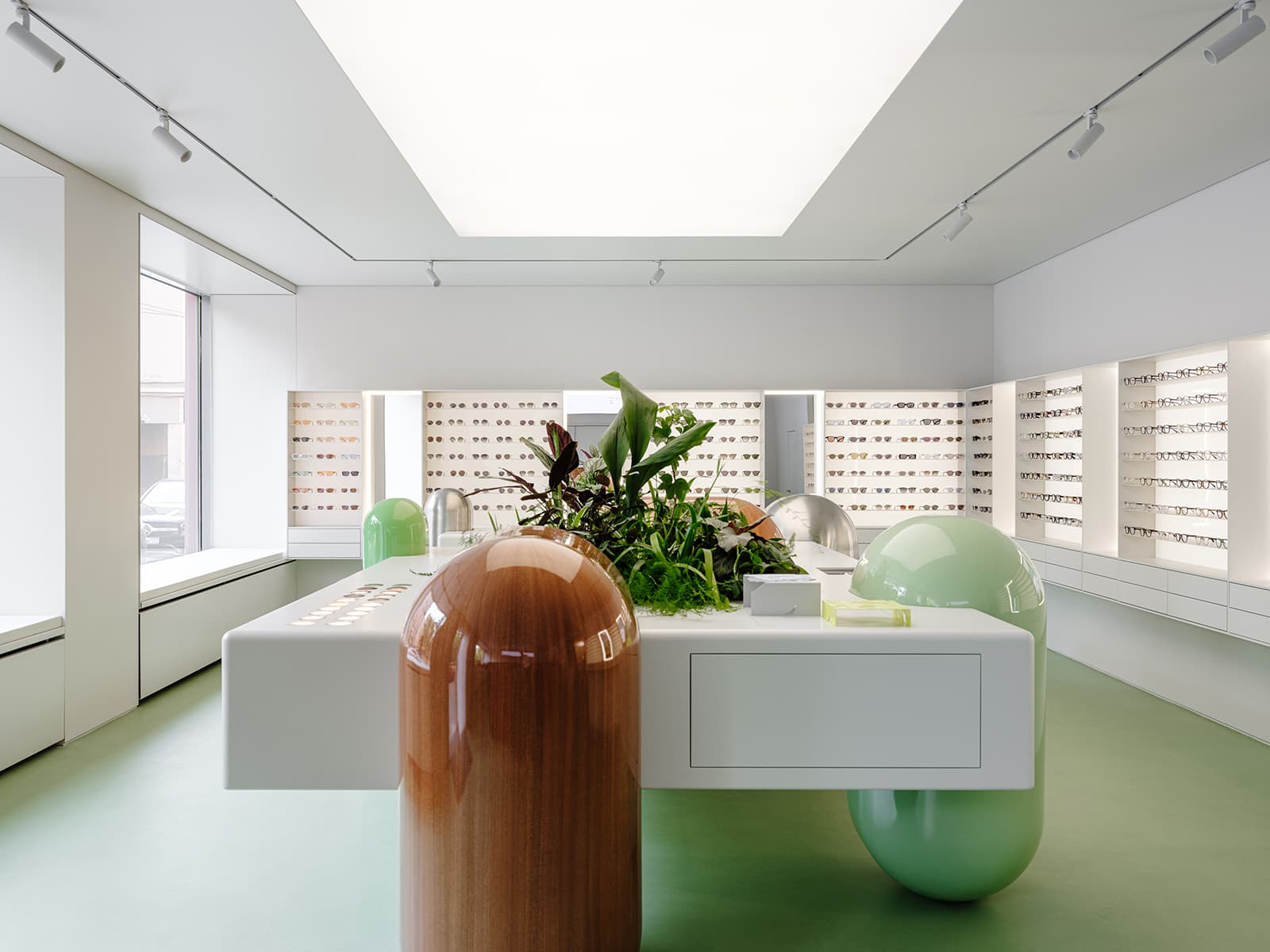Контраст футуристичных форм и традиционных материалов в интерьере новой петербургской оптики — проект Эдуарда Еремчука и Кати Пятицкой
