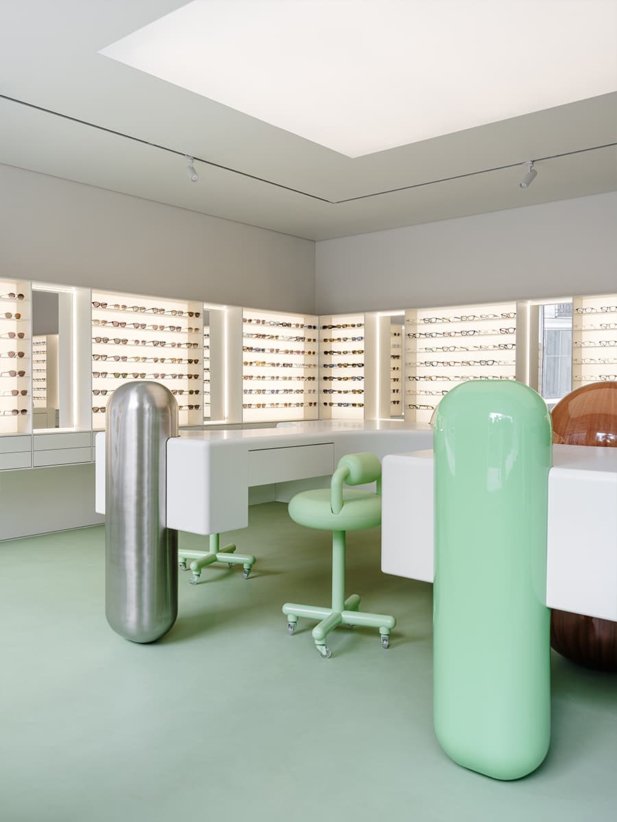 Контраст футуристичных форм и традиционных материалов в интерьере новой петербургской оптики — проект Эдуарда Еремчука и Кати Пятицкой
