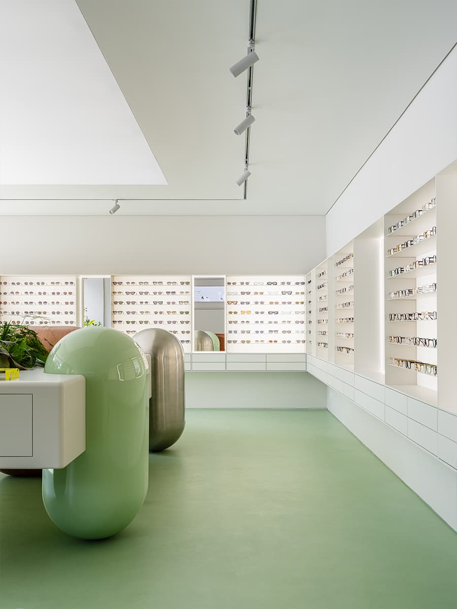 Контраст футуристичных форм и традиционных материалов в интерьере новой петербургской оптики — проект Эдуарда Еремчука и Кати Пятицкой