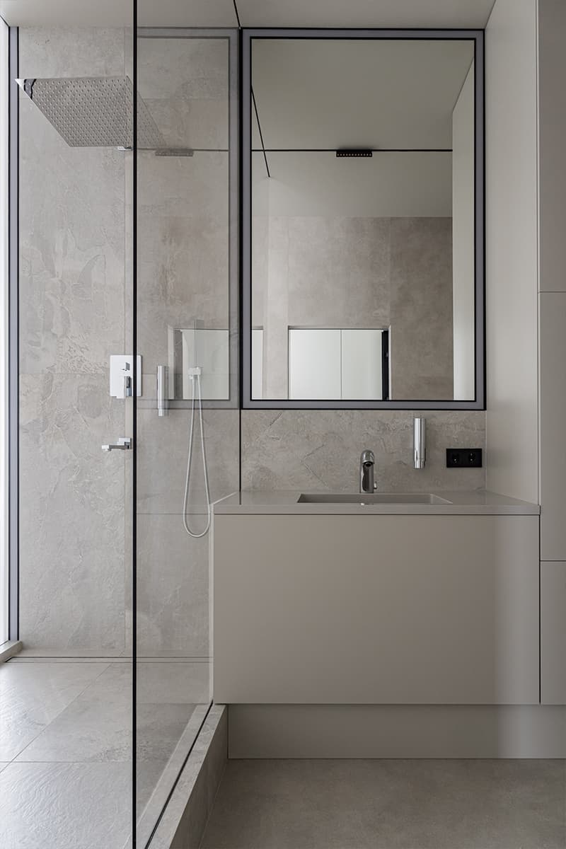 Светопрозрачные перегородки и акцентный свет в современном интерьере квартиры для молодого человека — проект Дмитрия Ханина