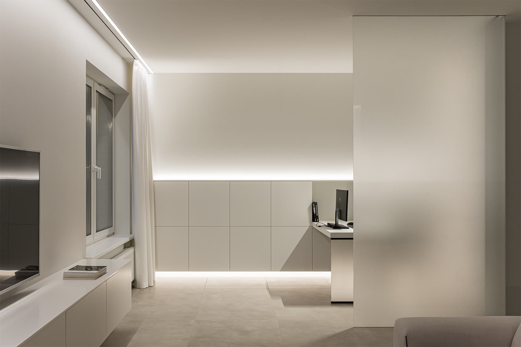 Светопрозрачные перегородки и акцентный свет в современном интерьере квартиры для молодого человека — проект Дмитрия Ханина