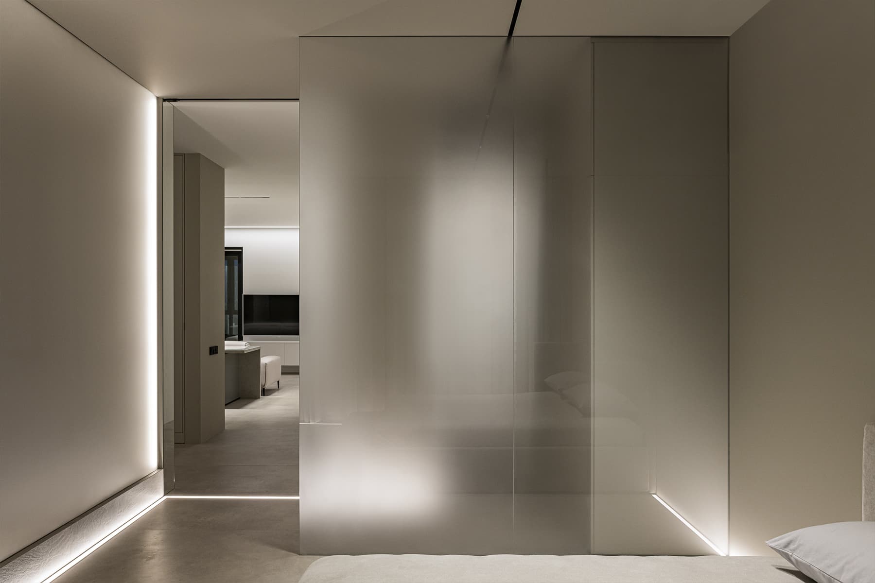 Светопрозрачные перегородки и акцентный свет в современном интерьере квартиры для молодого человека — проект Дмитрия Ханина