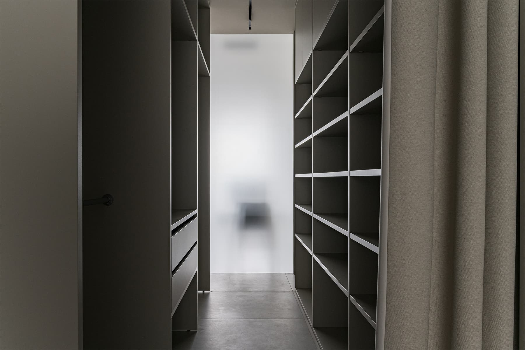 Светопрозрачные перегородки и акцентный свет в современном интерьере квартиры для молодого человека — проект Дмитрия Ханина