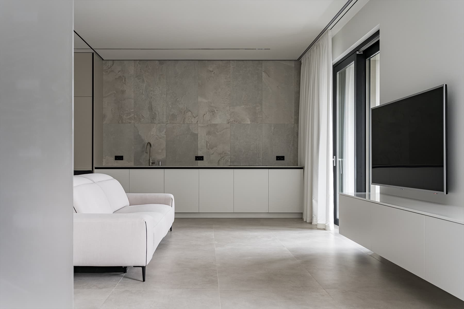 Светопрозрачные перегородки и акцентный свет в современном интерьере квартиры для молодого человека — проект Дмитрия Ханина