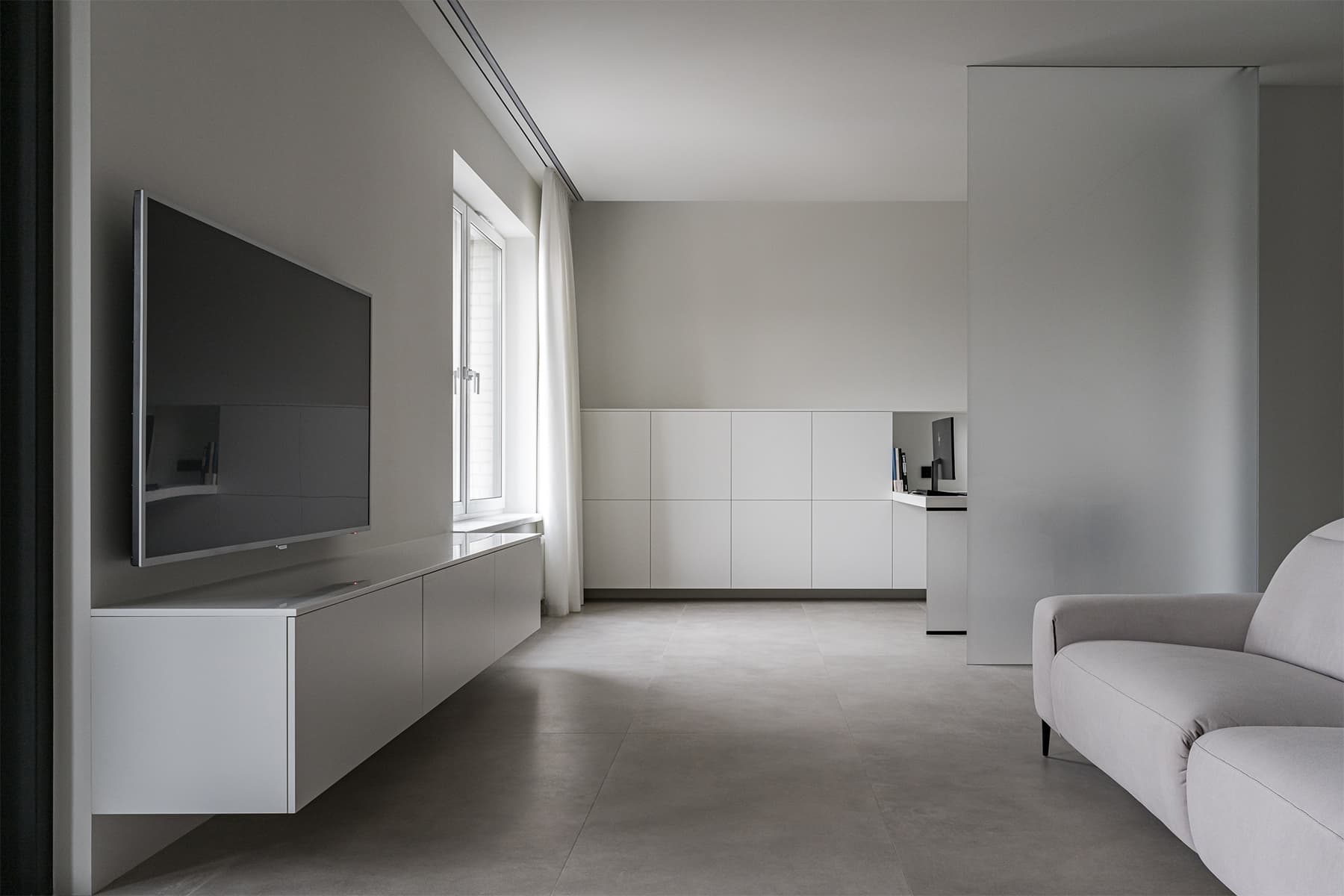 Светопрозрачные перегородки и акцентный свет в современном интерьере квартиры для молодого человека — проект Дмитрия Ханина