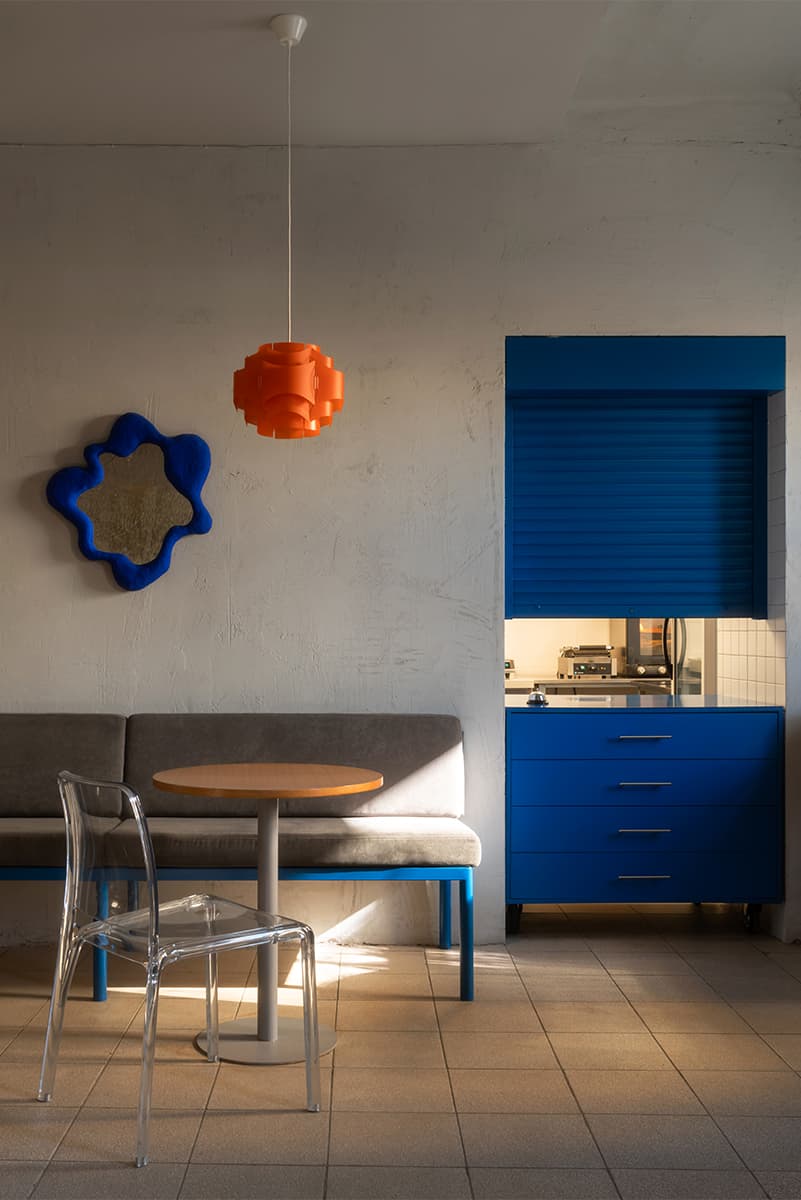 Сочные синие акценты и винтажные светильники в интерьере камерной кофейни — проект дизайн-бюро Zavod11