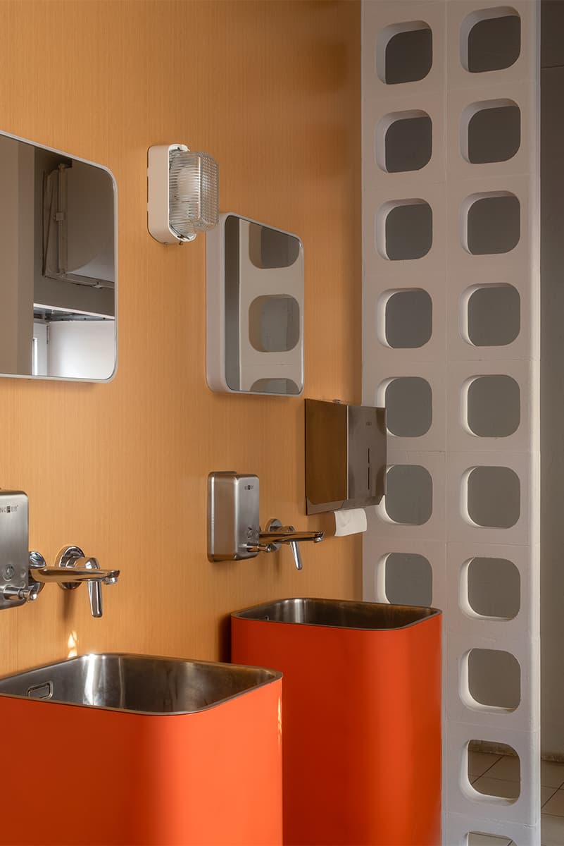 Сочные синие акценты и винтажные светильники в интерьере камерной кофейни — проект дизайн-бюро Zavod11