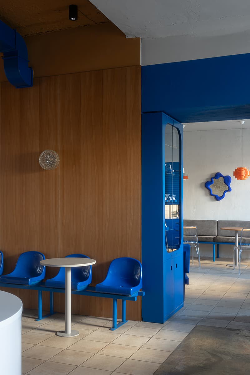 Сочные синие акценты и винтажные светильники в интерьере камерной кофейни — проект дизайн-бюро Zavod11