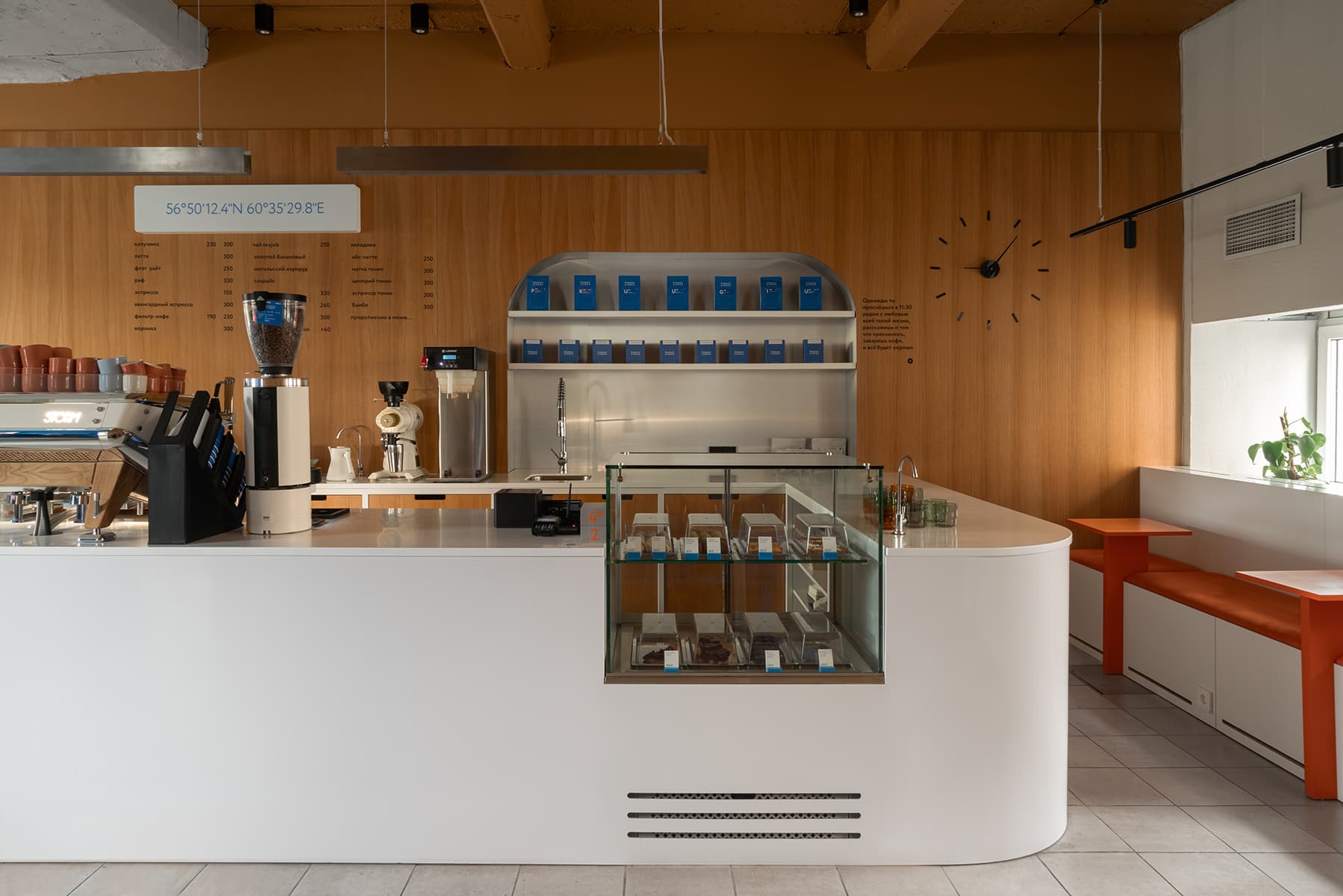 Сочные синие акценты и винтажные светильники в интерьере камерной кофейни — проект дизайн-бюро Zavod11