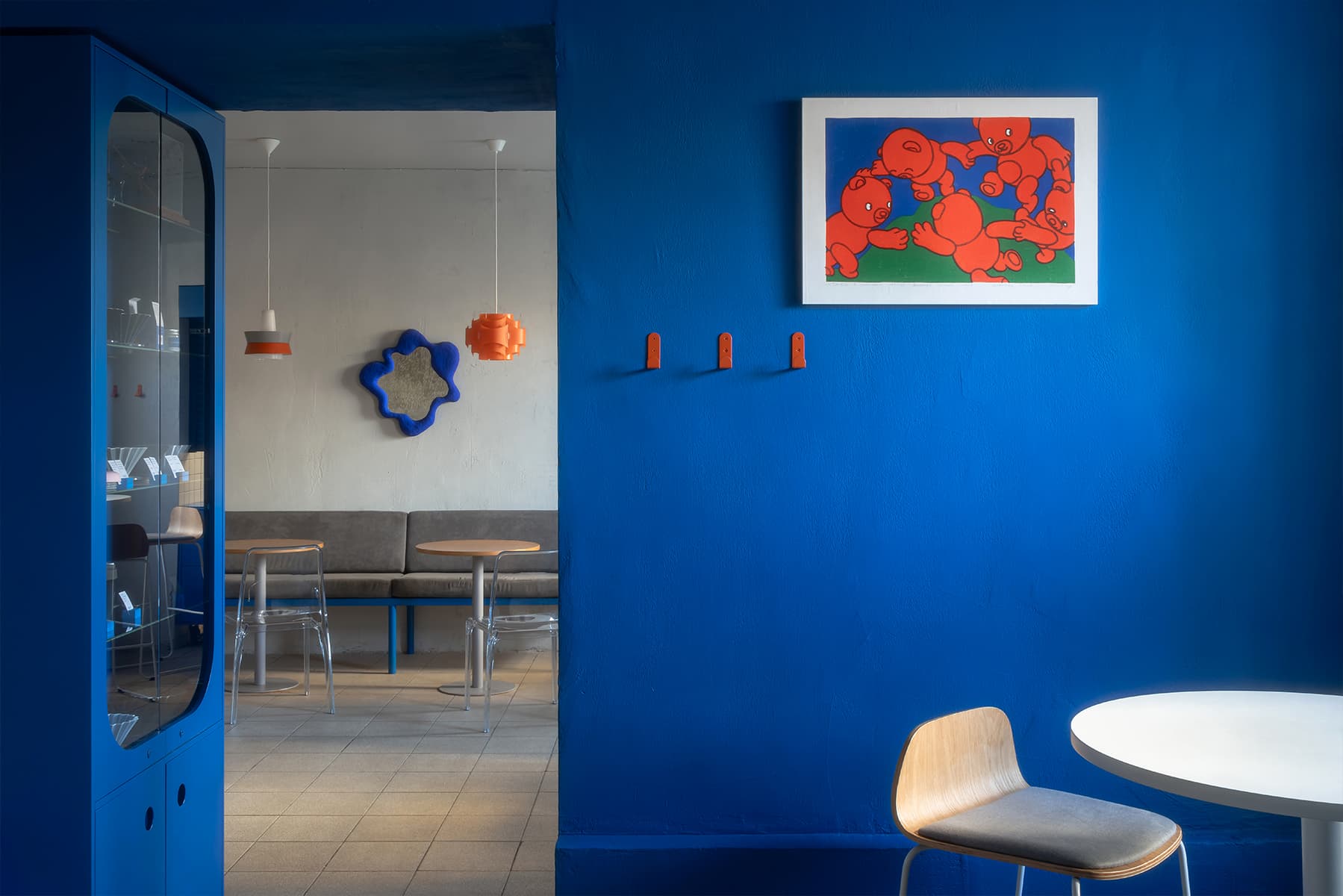 Сочные синие акценты и винтажные светильники в интерьере камерной кофейни — проект дизайн-бюро Zavod11