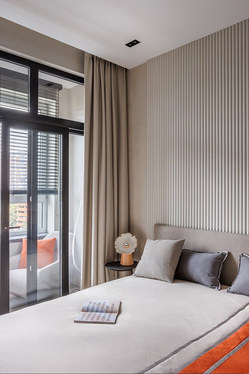 Зеркала, теплые оттенки и брутальные детали в интерьере для супругов с разными вкусами — проект студии «Вира-АртСтрой» и дизайнера Александры Лейнек