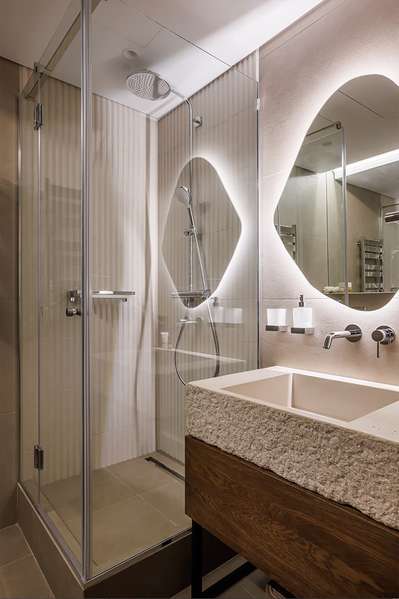 Зеркала, теплые оттенки и брутальные детали в интерьере для супругов с разными вкусами — проект студии «Вира-АртСтрой» и дизайнера Александры Лейнек