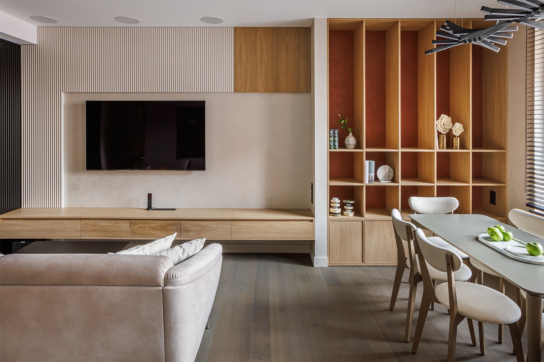 Зеркала, теплые оттенки и брутальные детали в интерьере для супругов с разными вкусами — проект студии «Вира-АртСтрой» и дизайнера Александры Лейнек