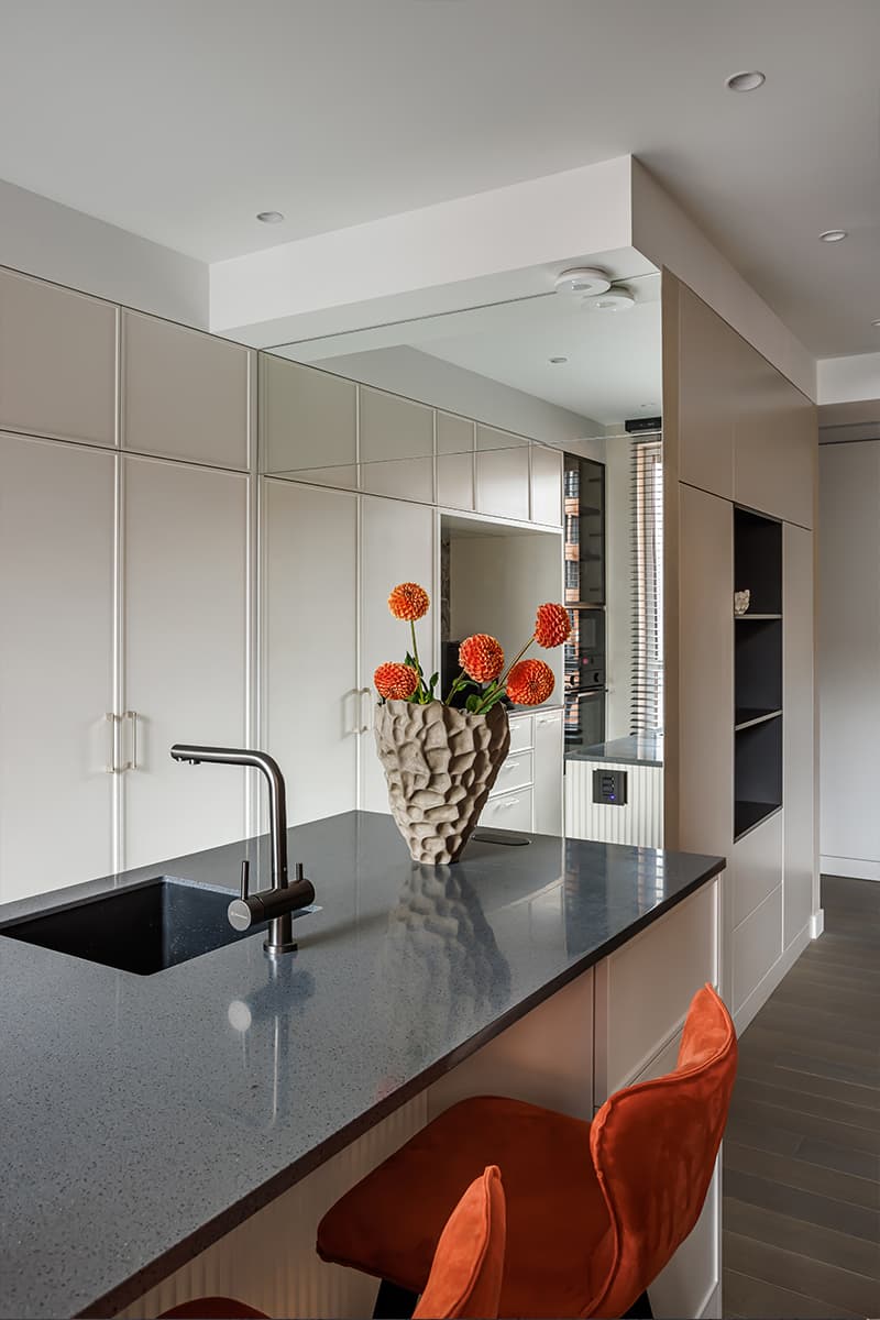 Зеркала, теплые оттенки и брутальные детали в интерьере для супругов с разными вкусами — проект студии «Вира-АртСтрой» и дизайнера Александры Лейнек