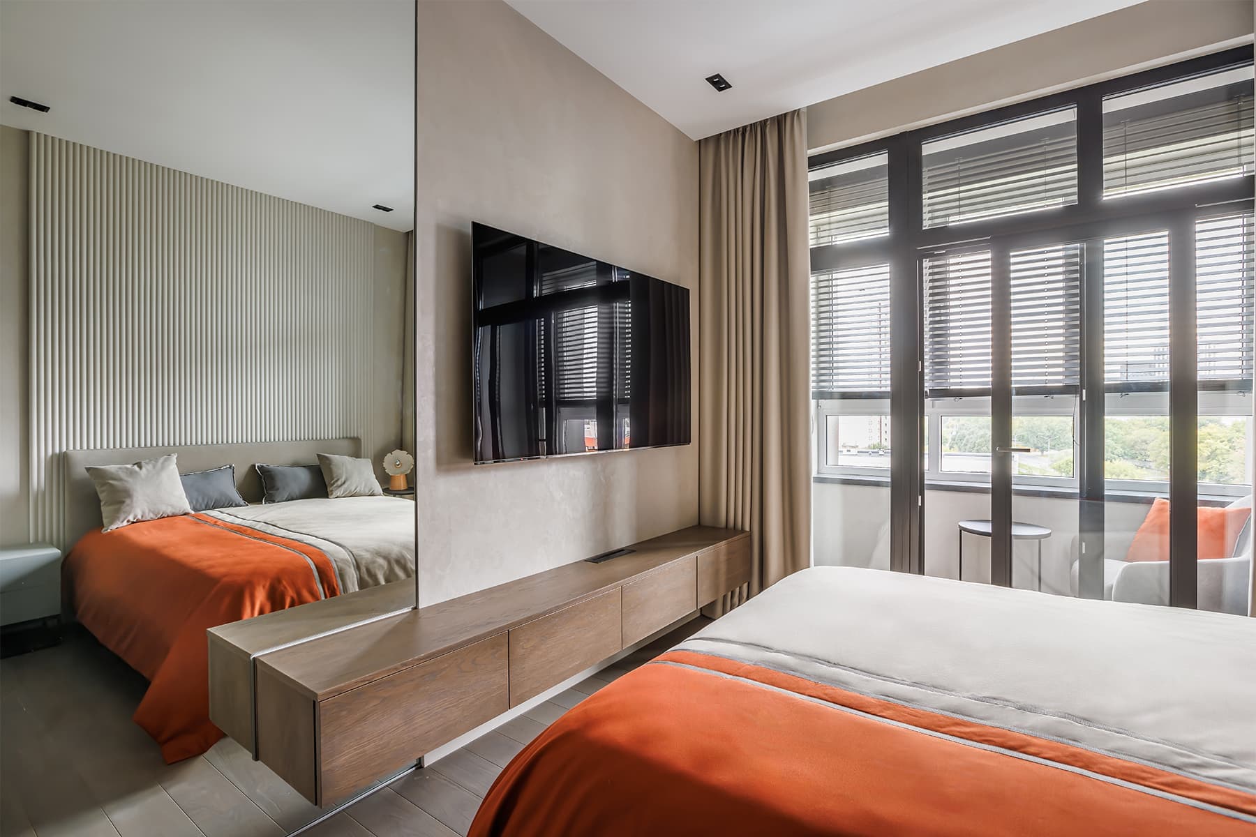 Зеркала, теплые оттенки и брутальные детали в интерьере для супругов с разными вкусами — проект студии «Вира-АртСтрой» и дизайнера Александры Лейнек