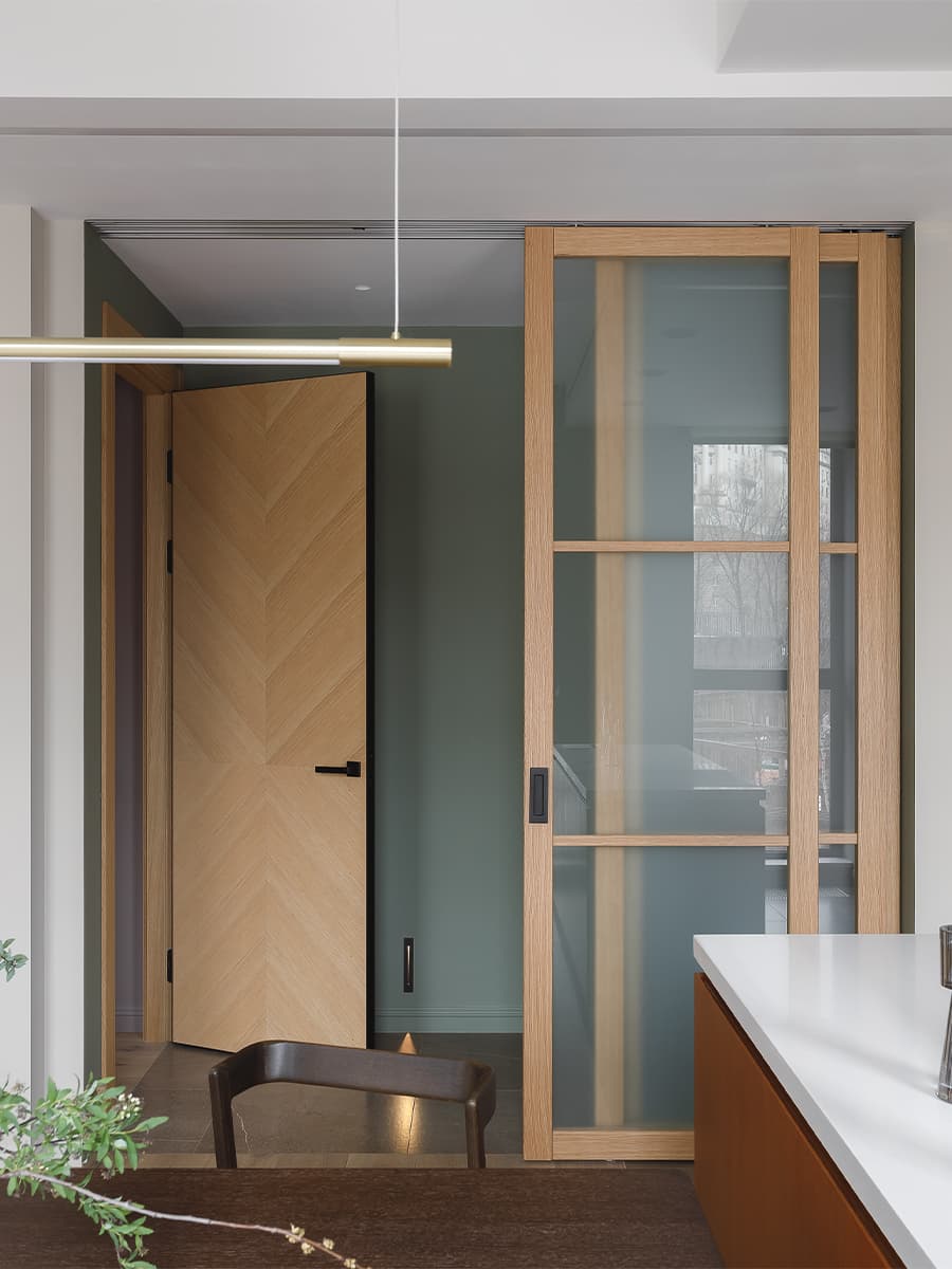 Геометрические объемы и небанальные оттенки дерева в теплом интерьере семейной квартиры — проект Юлии Сидоровой