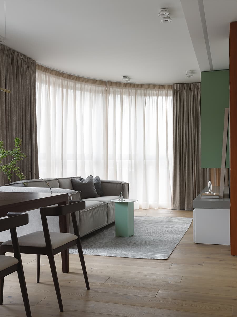 Геометрические объемы и небанальные оттенки дерева в теплом интерьере семейной квартиры — проект Юлии Сидоровой