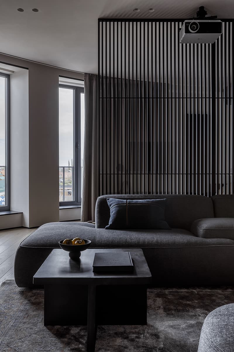 Строгие перегородки и шпонированные панели в интерьере квартиры для молодого человека — проект Ольги Омельченко