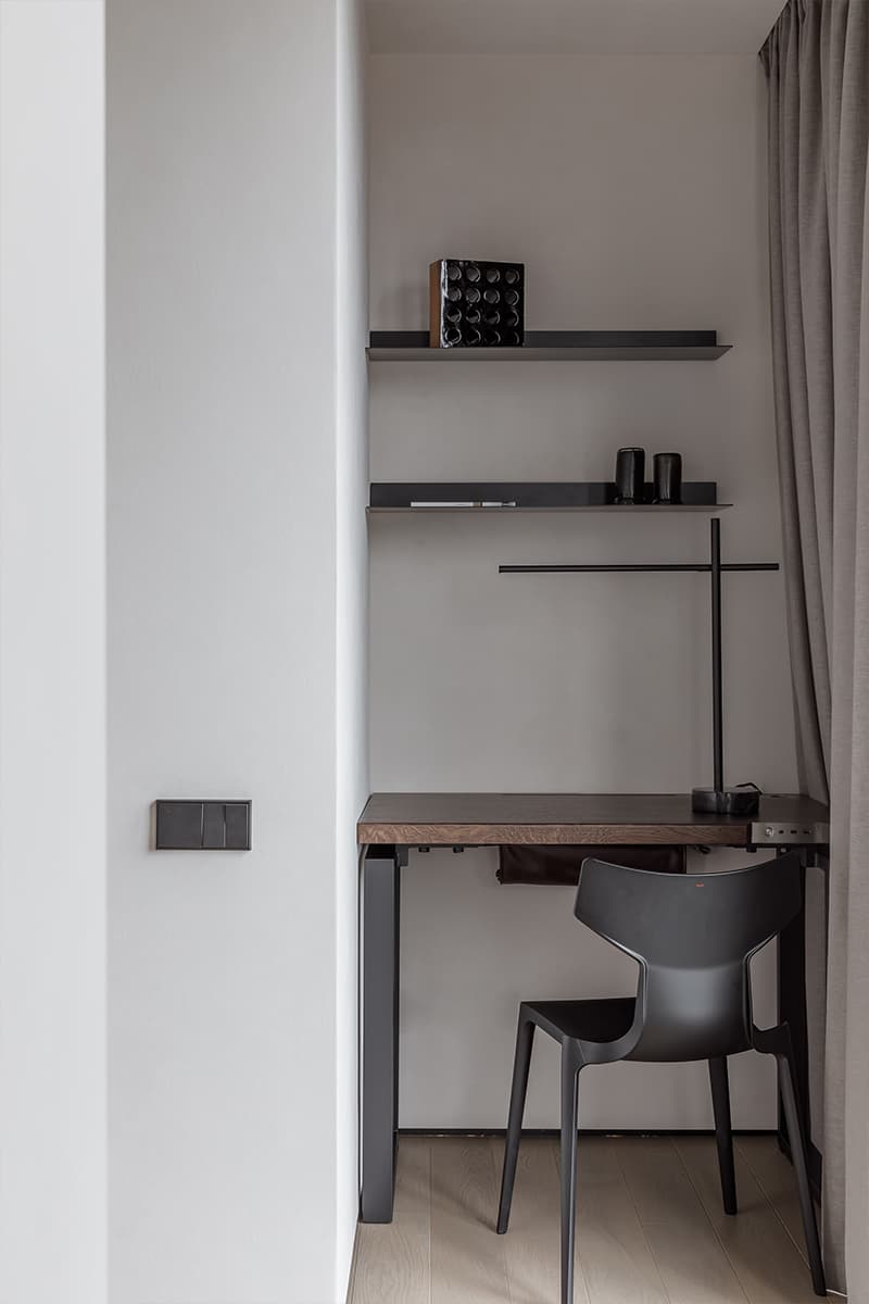 Строгие перегородки и шпонированные панели в интерьере квартиры для молодого человека — проект Ольги Омельченко