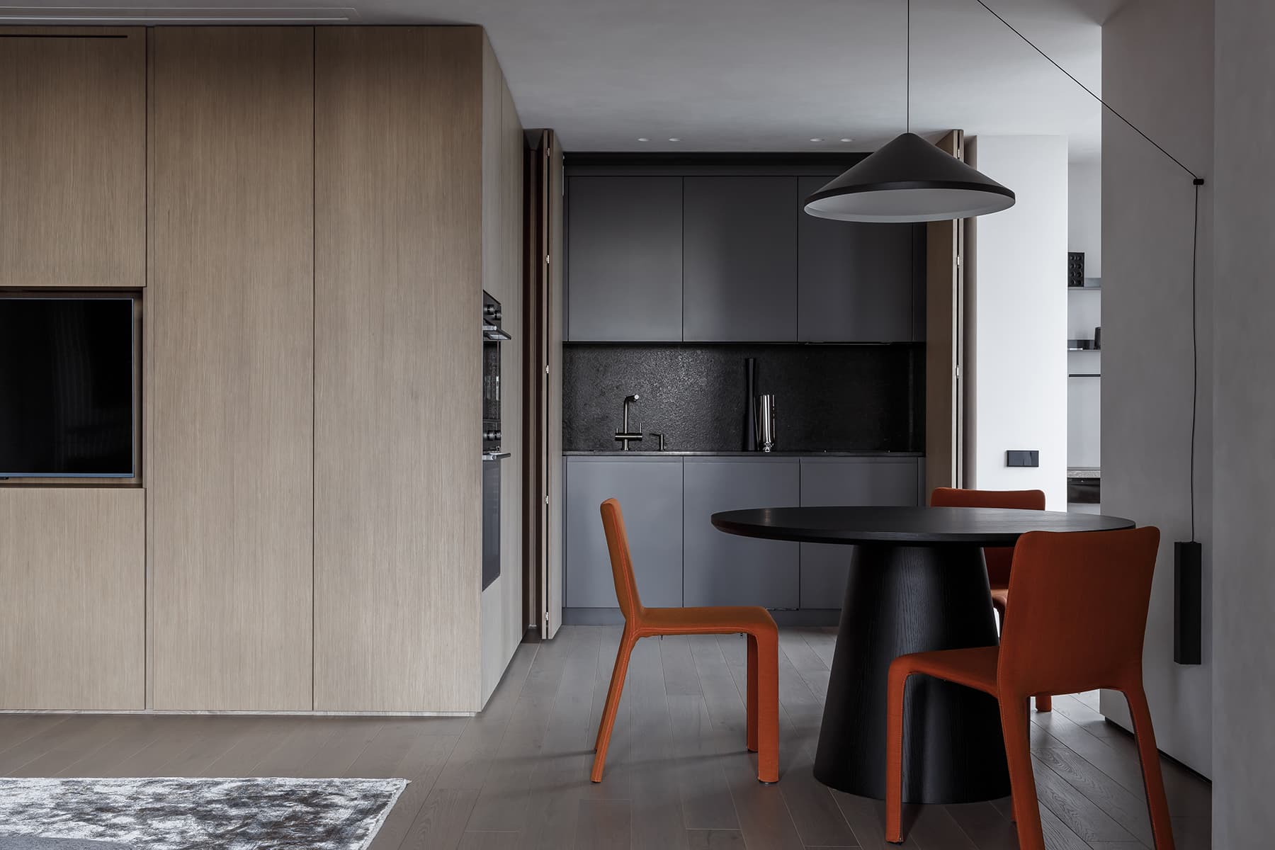 Строгие перегородки и шпонированные панели в интерьере квартиры для молодого человека — проект Ольги Омельченко